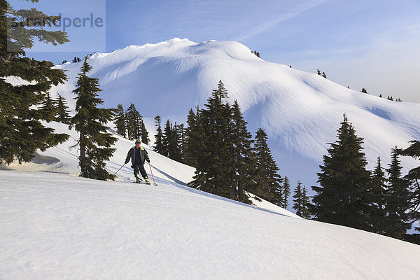 überqueren  Skifahrer  absteigen  Berg  Ländliches Motiv  ländliche Motive  unterhalb  Kreuz  Hang  Stahl