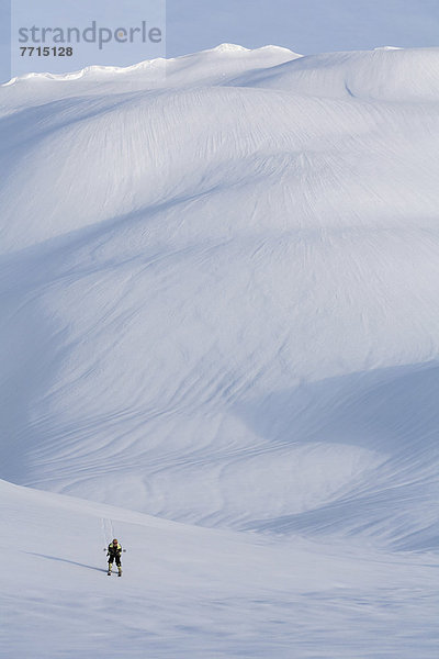 überqueren  Skifahrer  absteigen  Berg  Ländliches Motiv  ländliche Motive  unterhalb  Kreuz  Hang  Stahl