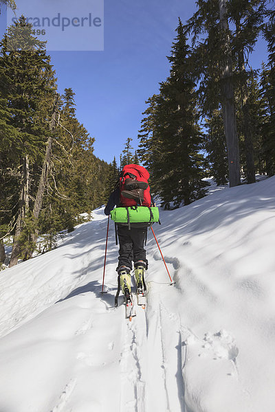 Skifahrer  folgen  aufwärts  See  Kabine  Berg  Ländliches Motiv  ländliche Motive