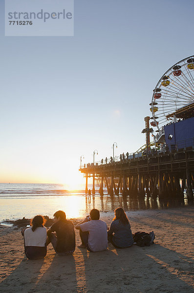 sitzend 4 Freundschaft Strand Kai