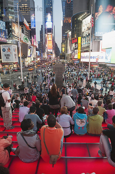 Vereinigte Staaten von Amerika  USA  sitzend  Großstadt  Tourist  Quadrat  Quadrate  quadratisch  quadratisches  quadratischer  Zeit  Zimmer  neu