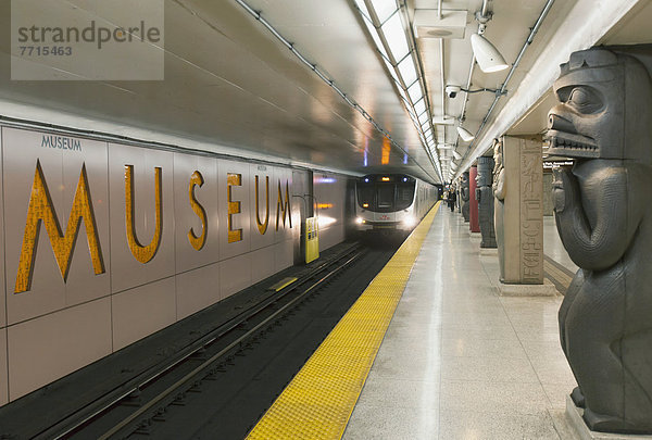 Museum  nähern  U-Bahn  Haltestelle  Haltepunkt  Station  Zug