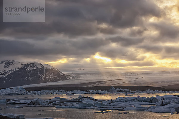 fließen  Eis  Sonnenlicht  glänzen  Kalb  Jökulsárlón  Island  Lagune