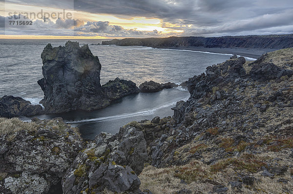 Felsen  Strand  Sonnenuntergang  über  Island