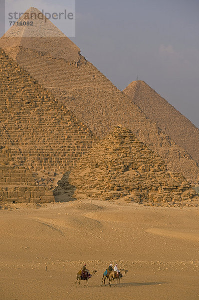 pyramidenförmig  Pyramide  Pyramiden  nebeneinander  neben  Seite an Seite  Mann  Kamel