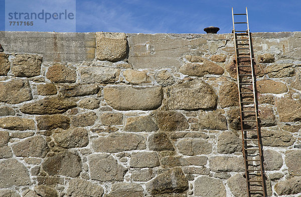Steinmauer  Leiter  Leitern