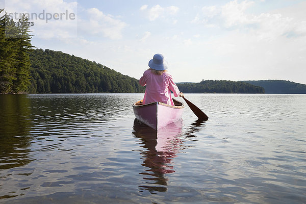 Senior  Senioren  Frau  See  Kleidung  Kanu  paddeln  pink  Algonquin Provincial Park