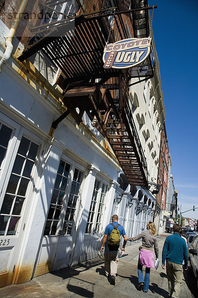 Vereinigte Staaten von Amerika USA Mann Straße trinken Bier Louisiana New Orleans
