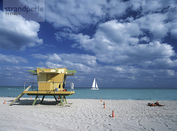 nebeneinander neben Seite an Seite Mann sonnenbaden sonnen Hintergrund Yacht gehen Rettungsschwimmer Miami South Beach