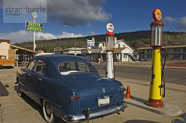 Vereinigte Staaten von Amerika  USA  Auto  Straße  Arizona  Richtung  Klassisches Konzert  Klassik  Gas  Haltestelle  Haltepunkt  Station  Williams