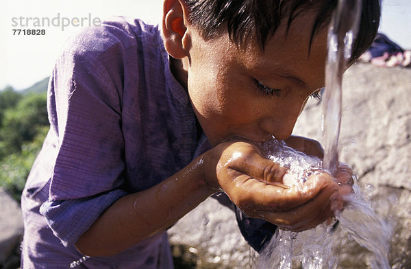 Wasser  Junge - Person  trinken  Ziehbrunnen  Brunnen