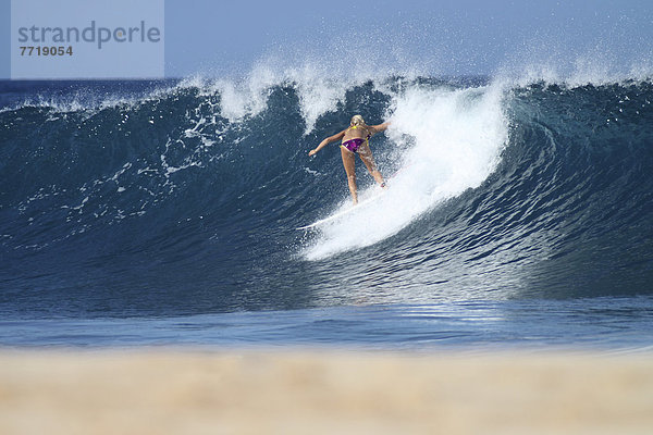 nahe  Wasserrand  fangen  Mädchen  blond  Hawaii  North Shore  Oahu  Wasserwelle  Welle