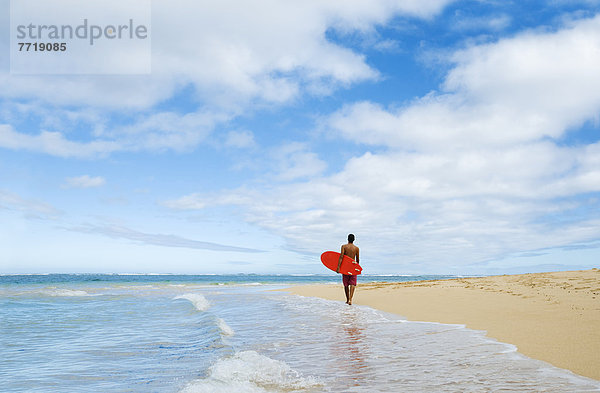 Mann  gehen  Strand  Surfboard  vorwärts  Hawaii  Kauai