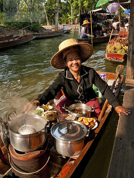 Bangkok  Hauptstadt  Frau  Lebensmittel  fließen  verkaufen  Markt  Thailand