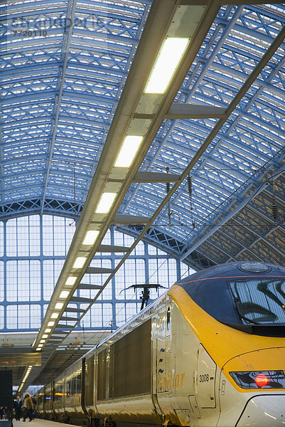 London  Hauptstadt  England  Haltestelle  Haltepunkt  Station  Zug