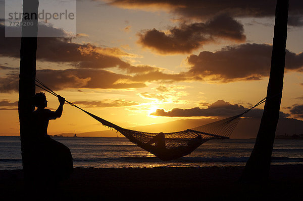 stehend  Frau  Mann  Silhouette  Hängematte  Hawaii  Oahu  Waikiki