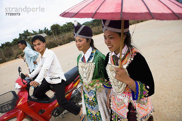 Tradition  Junge - Person  flirten  Mädchen  Festival  Kostüm - Faschingskostüm  Laos  neu  Jahr