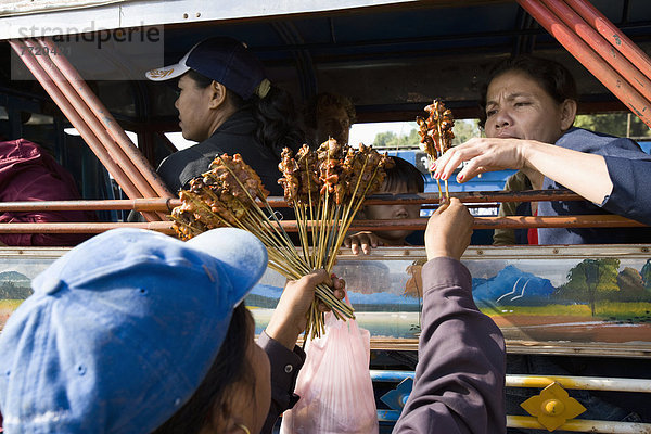 nahe  einsteigen  überqueren  Frau  Angebot  Lebensmittel  Fluss  Fähre  verkaufen