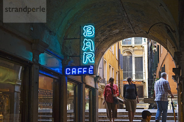 Mensch  Menschen  gehen  unterhalb  Cafe  Nostalgie  Torbogen  Italien  alt  Venedig