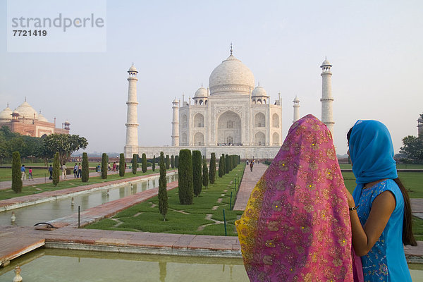 Farbaufnahme  Farbe  Frau  sehen  Kleidung  Hinduismus  Agra  Indien  Sari