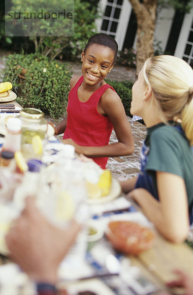 sitzend  Zusammenhalt  Europäer  amerikanisch  Außenaufnahme  Mädchen  Tisch