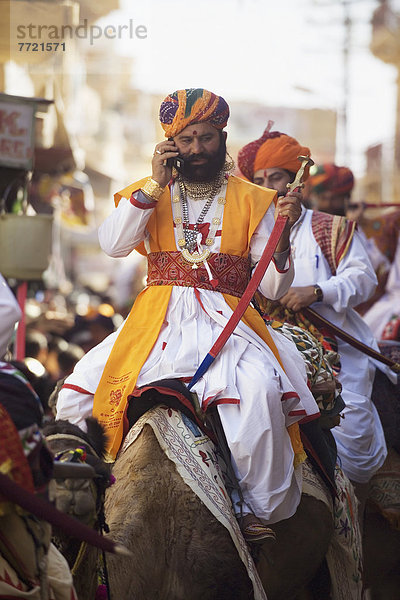 Handy  benutzen  Mann  fahren  Festival  Kamel  Indien  Jaisalmer  Rajasthan