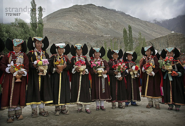 stehend Frau Tradition Kleid Indien Nubra Valley