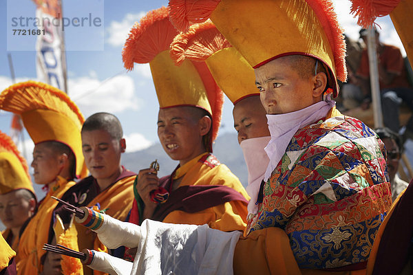 Fest festlich Tradition gelb Hut Nachthemd Geburtstag fünfstöckig Buddhismus Ritus Nonne Kleid Indien alt Jahr