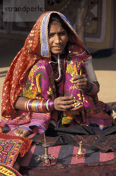 bunt  Kleidung  verkaufen  Schmuck  Mädchen  Sari