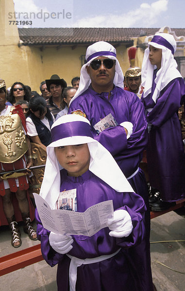 Mann  Junge - Person  Nachthemd  lila  Kleidung  Semana Santa