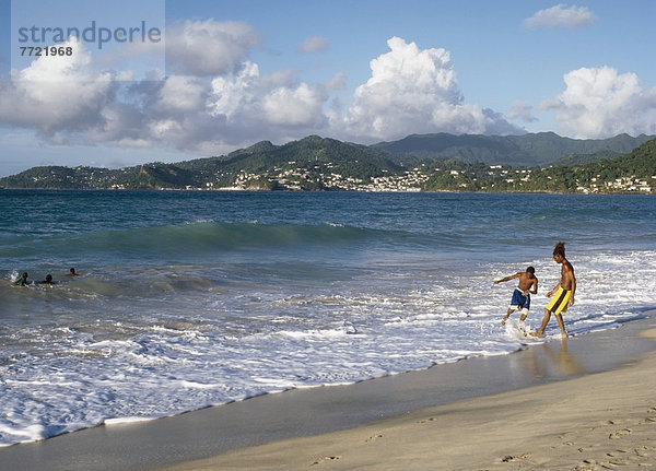 Spiel  Strand  Junge - Person  2  Brandung