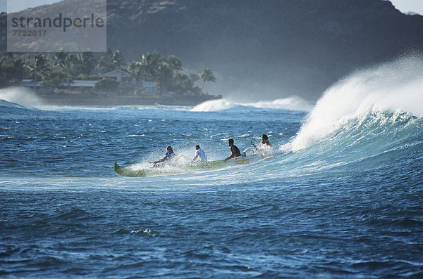 entfernt  Mann  Kanu  Ansicht  Distanz  Hawaii  Oahu  Wellenreiten  surfen  Wasserwelle  Welle