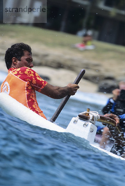 hoch  oben  nahe  Mann  steuern  Kanu  Hawaii  Oahu  Wellenreiten  surfen  Wasserwelle  Welle