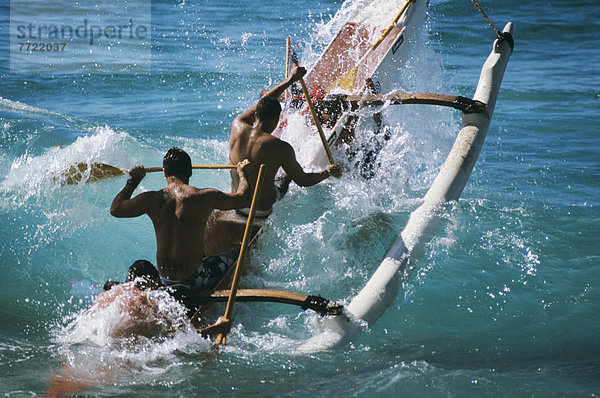 Wasserrand Teamwork Mann paddeln Pause Hawaii Oahu Wellenreiten surfen