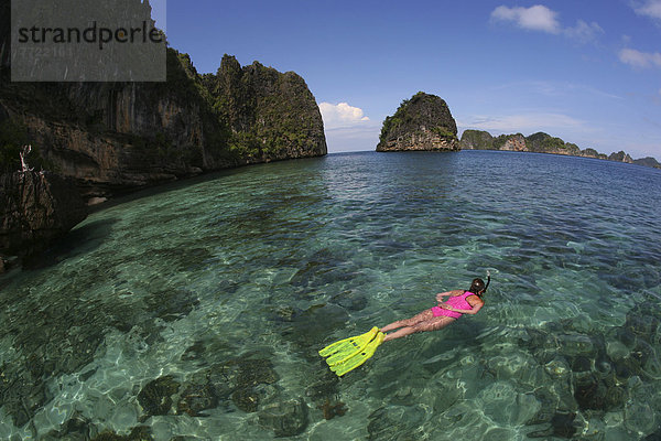 Frau  über  seicht  schnorcheln  Ansicht  Bandasee  Indonesien  Riff