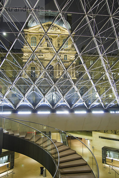 pyramidenförmig  Pyramide  Pyramiden  Paris  Hauptstadt  Frankreich  Nacht  Museum  hinaussehen  Louvre  Pyramide