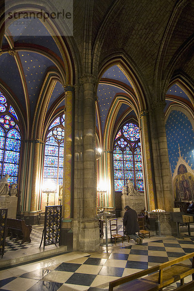 Paris  Hauptstadt  Frankreich  Mann  Gebet  Kathedrale  innerhalb