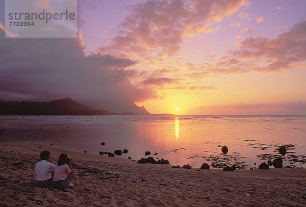 sitzend  sehen  Strand  Sonnenuntergang  Hanalei Valley  Hawaii  Kauai
