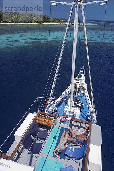 sonnenbaden  sonnen  Boot  Deck  Terrasse  Lifestyle  Tauchgang  Indonesien  Raja Ampat Islands  Raja Ampat-Inseln