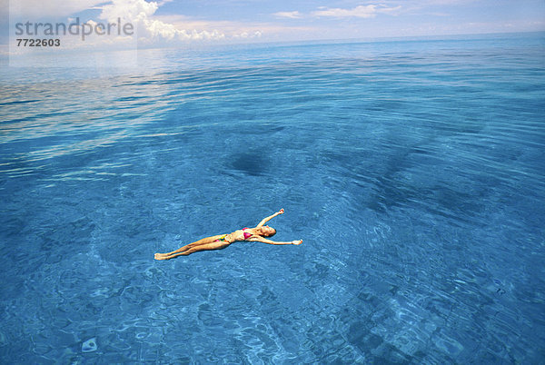 Frau  Schönheit  Bikini  über  Ozean  fließen  blau  Ansicht