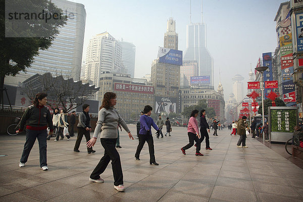Frau  üben  chinesisch  kaufen  China  Shanghai