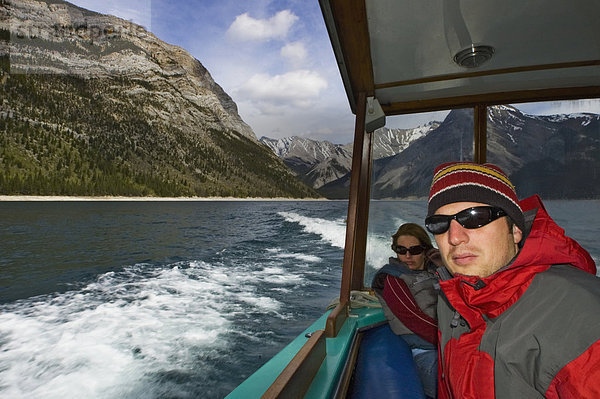 Mensch  Menschen  Tagesausflug  See  Boot  Banff Nationalpark  Lake Minnewanka  Alberta  Kanada