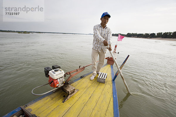 Segeln Mann Boot Fluss angeln Kambodscha