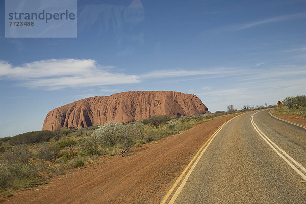 Schrägansicht  schräg  Felsbrocken  Fernverkehrsstraße  Ansicht  Flachwinkelansicht  nähern  Ayers Rock  Uluru  Winkel  Australien  Northern Territory