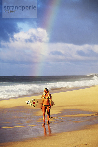 gehen  Strand  Bikini  Hingebung  halten  Surfboard  Faden  vorwärts  Mädchen  Saite