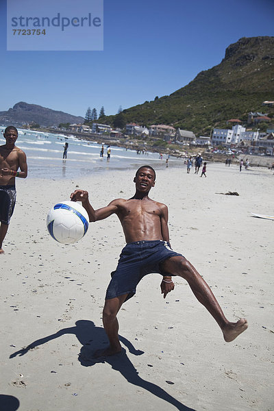 Südliches Afrika  Südafrika  Spiel  Strand  Junge - Person  Kapstadt  Football  Muizenberg