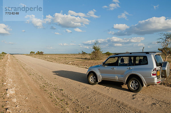 Fernverkehrsstraße  Geländewagen  Amboseli Nationalpark  Kenia