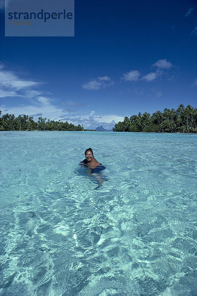 zwischen  inmitten  mitten  Wasser  Frau  Kälte  Französisch-Polynesien  Motu