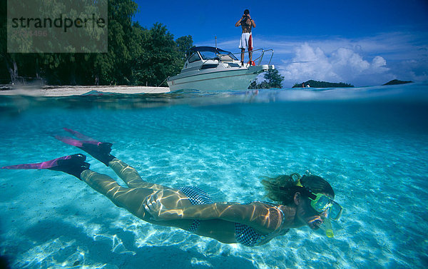 durchsichtig  transparent  transparente  transparentes  Wasser  Mann  über  unterhalb  Boot  Unterricht  schnorcheln  Palau  Schnorchler