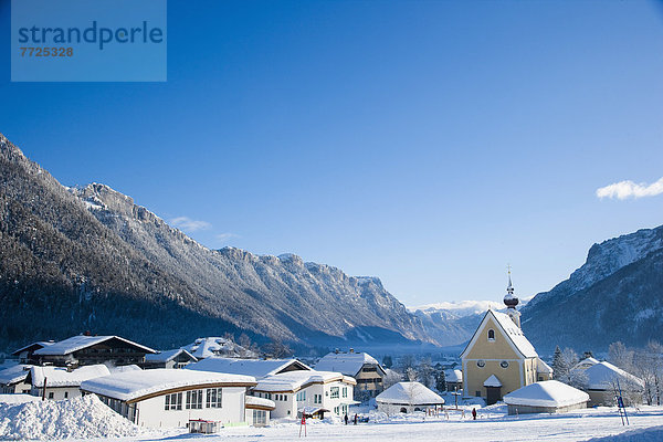Landschaftlich schön  landschaftlich reizvoll  Berg  Snowboard  bedecken  Urlaub  Ski  Österreich  Schnee